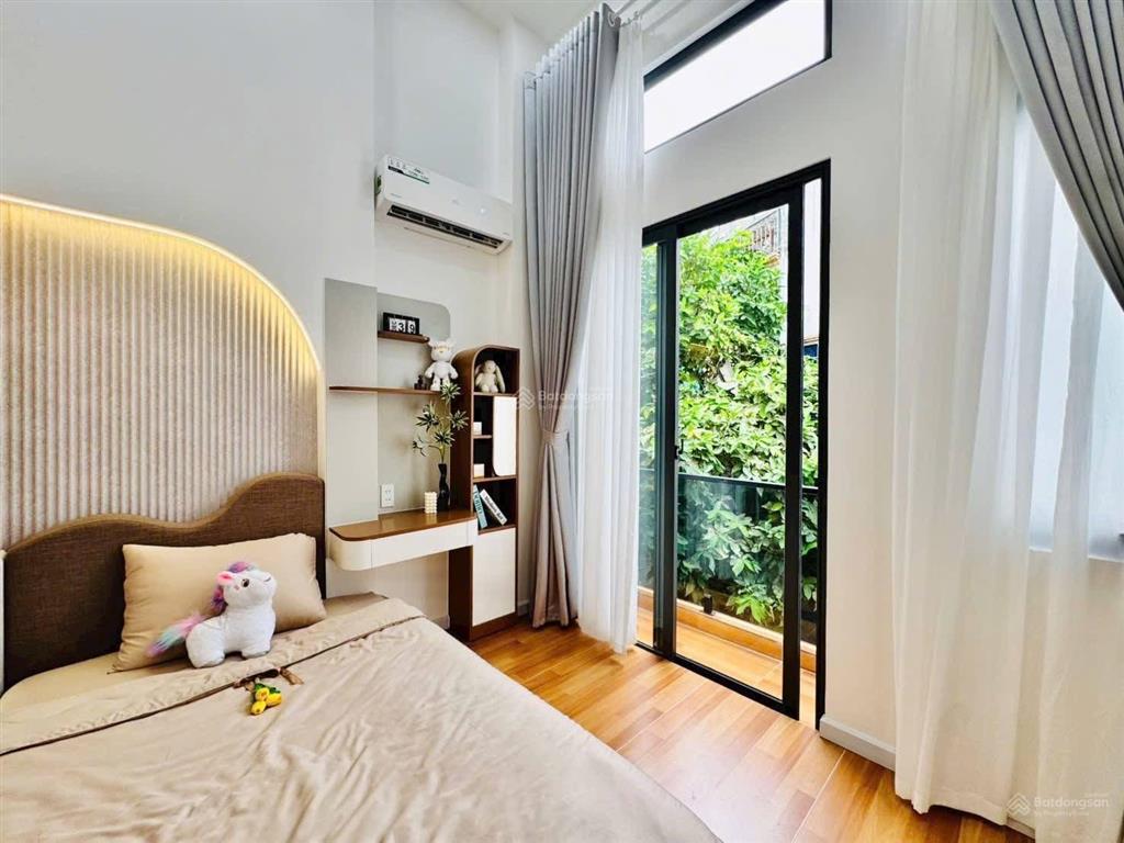 Bán gấp nhà đẹp gần vincom plaza dĩ an dt 50m² 1 trệt 2 lầu full nội thất shr hoàn công chỉ 2,75tỷ