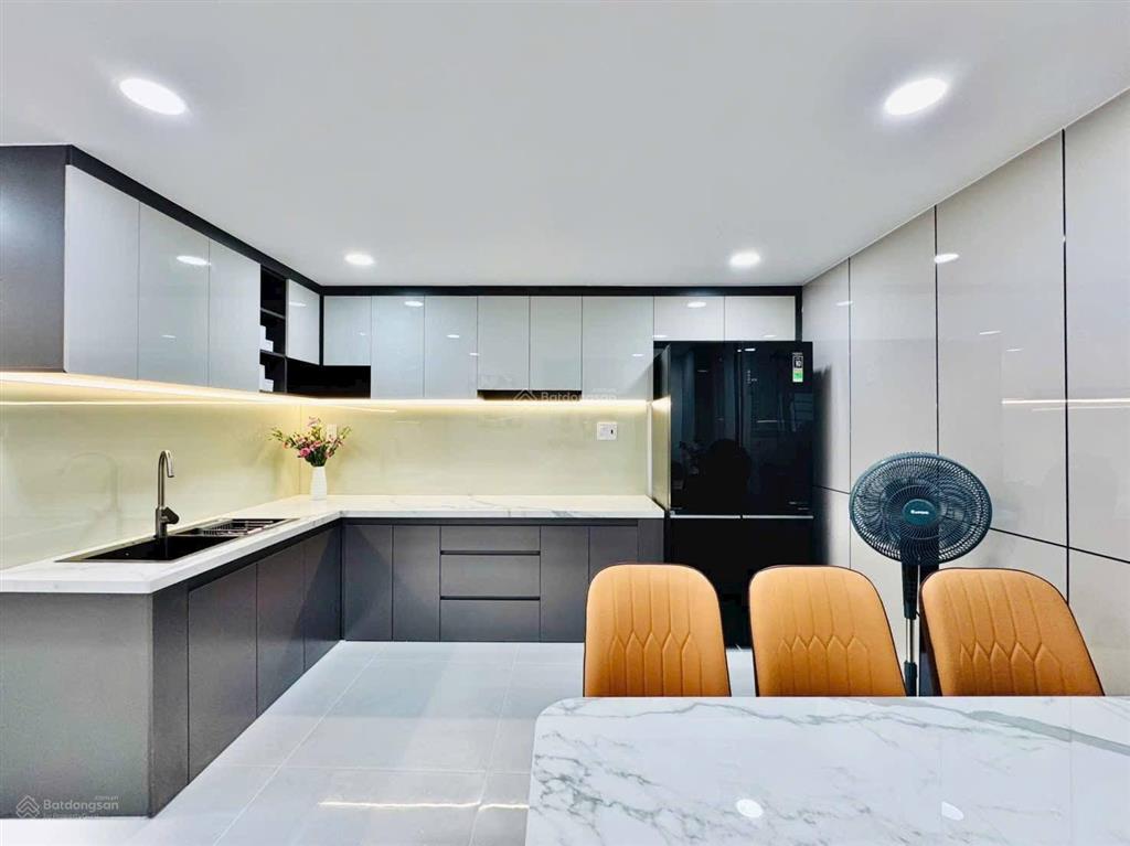 Bán gấp nhà đẹp gần vincom plaza dĩ an dt 50m² 1 trệt 2 lầu full nội thất shr hoàn công chỉ 2,75tỷ