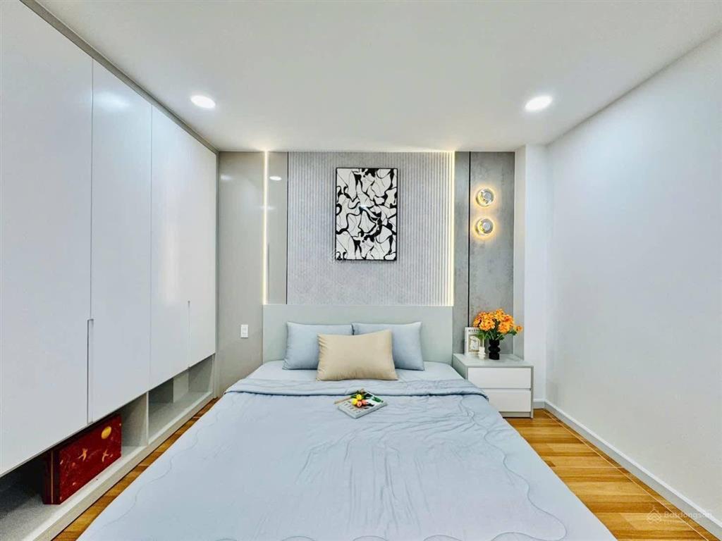 Bán gấp nhà đẹp gần vincom plaza dĩ an dt 50m² 1 trệt 2 lầu full nội thất shr hoàn công chỉ 2,75tỷ
