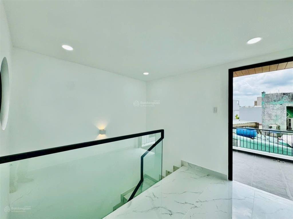 Bán gấp nhà đẹp gần vincom plaza dĩ an dt 50m² 1 trệt 2 lầu full nội thất shr hoàn công chỉ 2,75tỷ