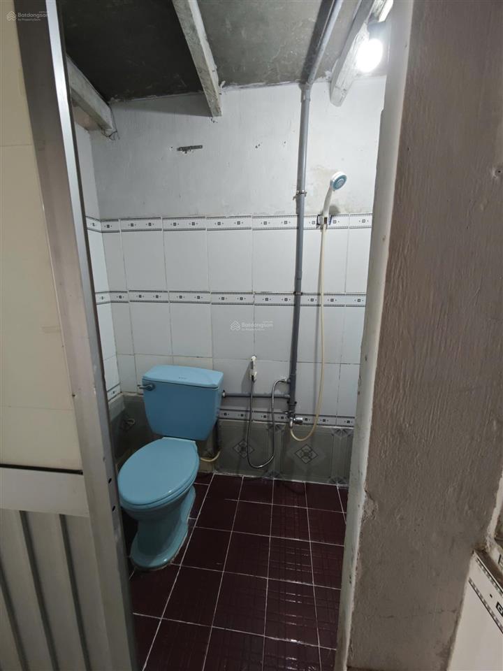 Căn nhà bên hông nhà chính, có sẵn sân trước nhà rất phù hợp với người thích riêng tư.