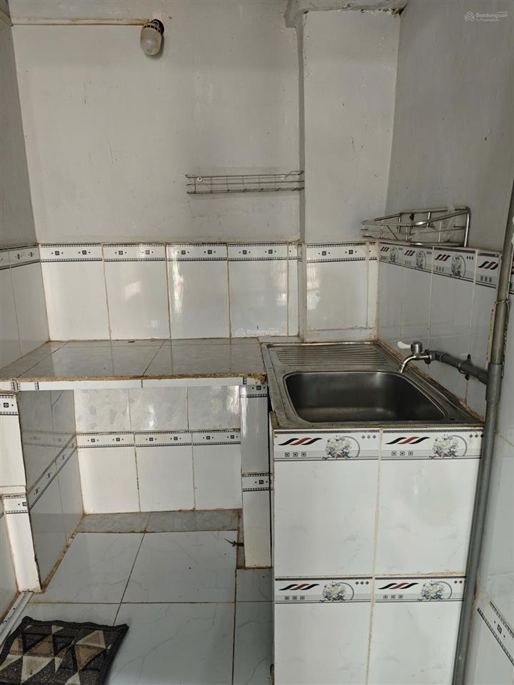 Căn nhà bên hông nhà chính, có sẵn sân trước nhà rất phù hợp với người thích riêng tư.