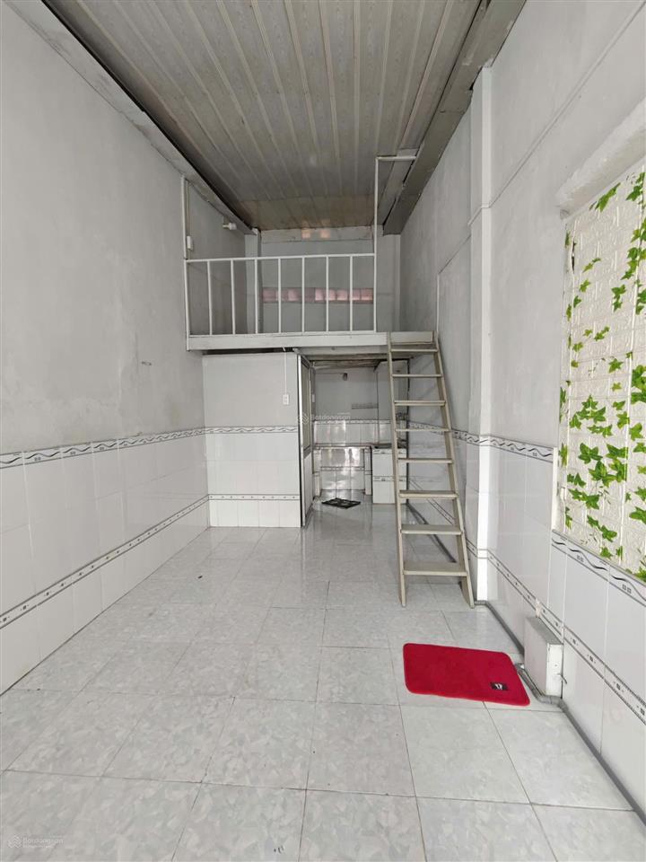 Căn nhà bên hông nhà chính, có sẵn sân trước nhà rất phù hợp với người thích riêng tư.