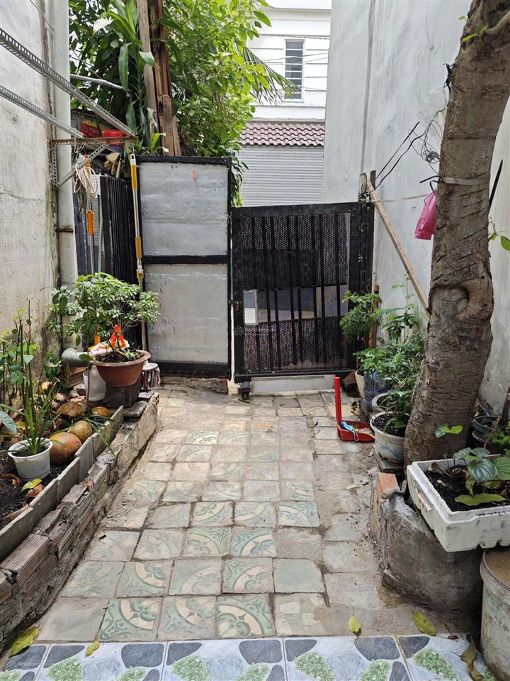 Căn nhà bên hông nhà chính, có sẵn sân trước nhà rất phù hợp với người thích riêng tư.