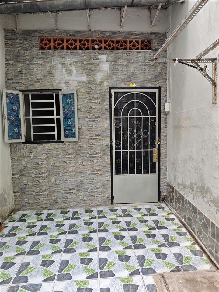 Căn nhà bên hông nhà chính, có sẵn sân trước nhà rất phù hợp với người thích riêng tư.