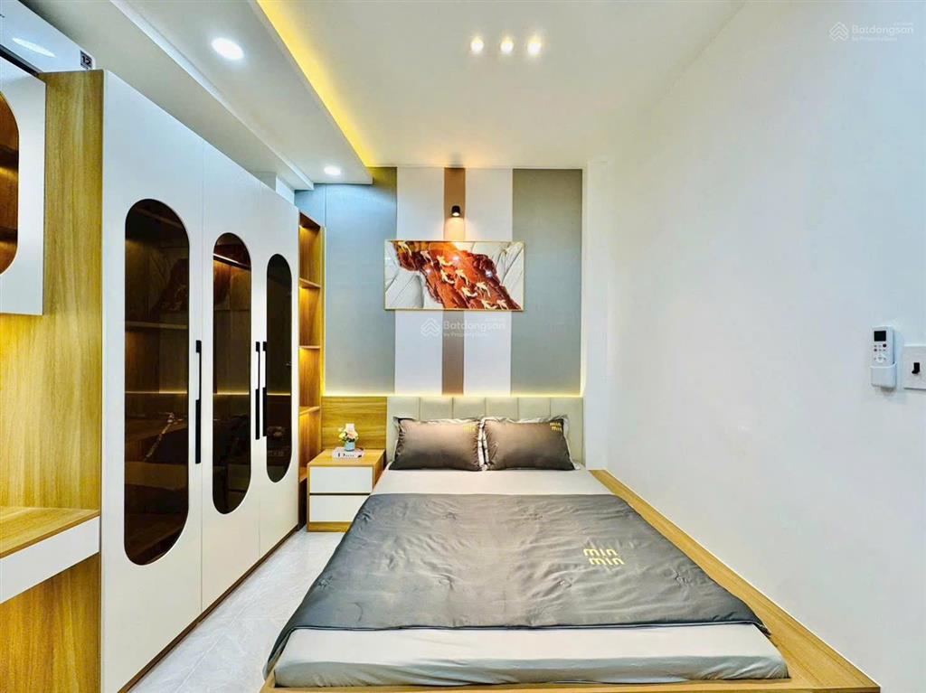 Bán 2,7 tỷ bao dang tên. nhà trung tâm phú nhuận. hẻm 6m huỳnh văn bánh xây 4 tầng, sổ riêng