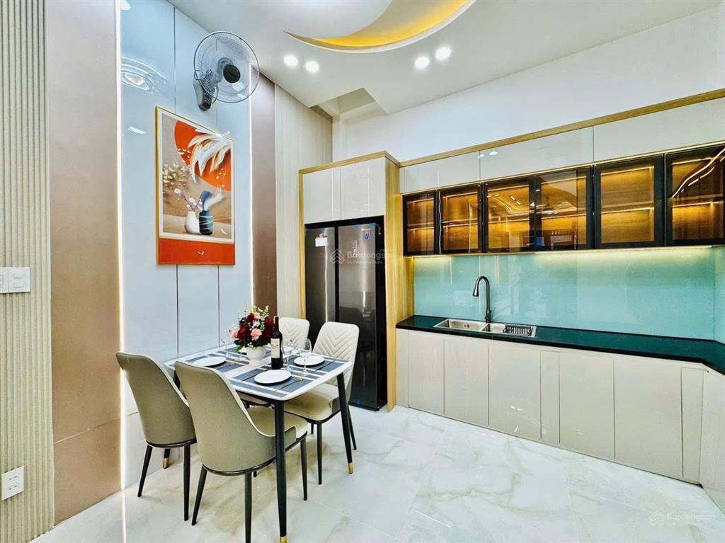 Bán 2,7 tỷ bao dang tên. nhà trung tâm phú nhuận. hẻm 6m huỳnh văn bánh xây 4 tầng, sổ riêng