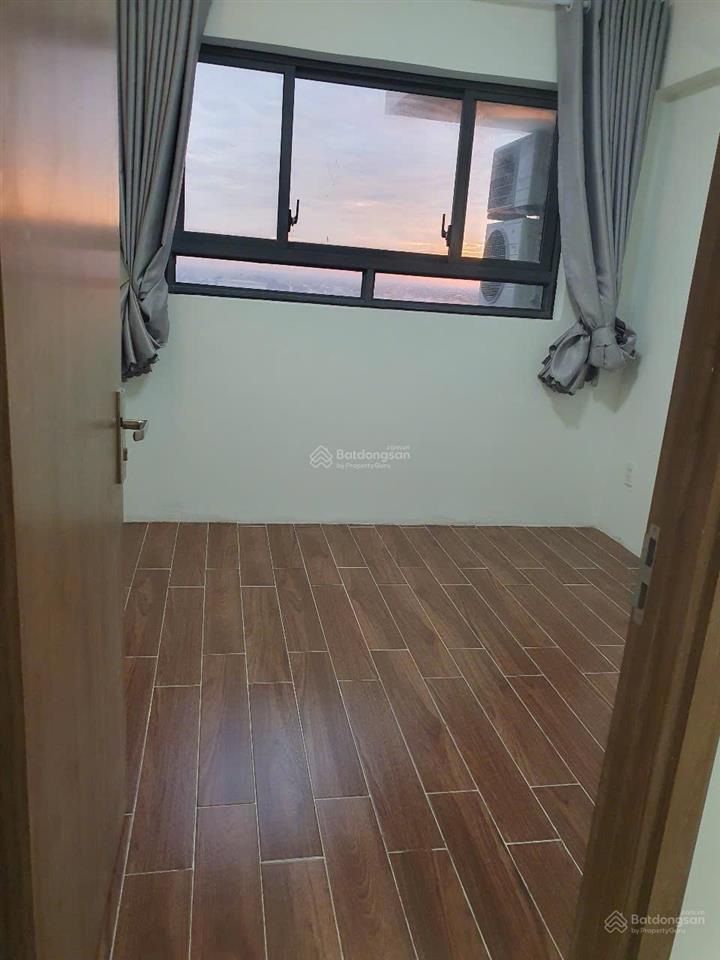 Cần bán gấp căn hộ 3pn 2wc 84m2, giá bán 2tỷ6,có ban công mát mẻ,thoáng gió,đã có sổ hồng