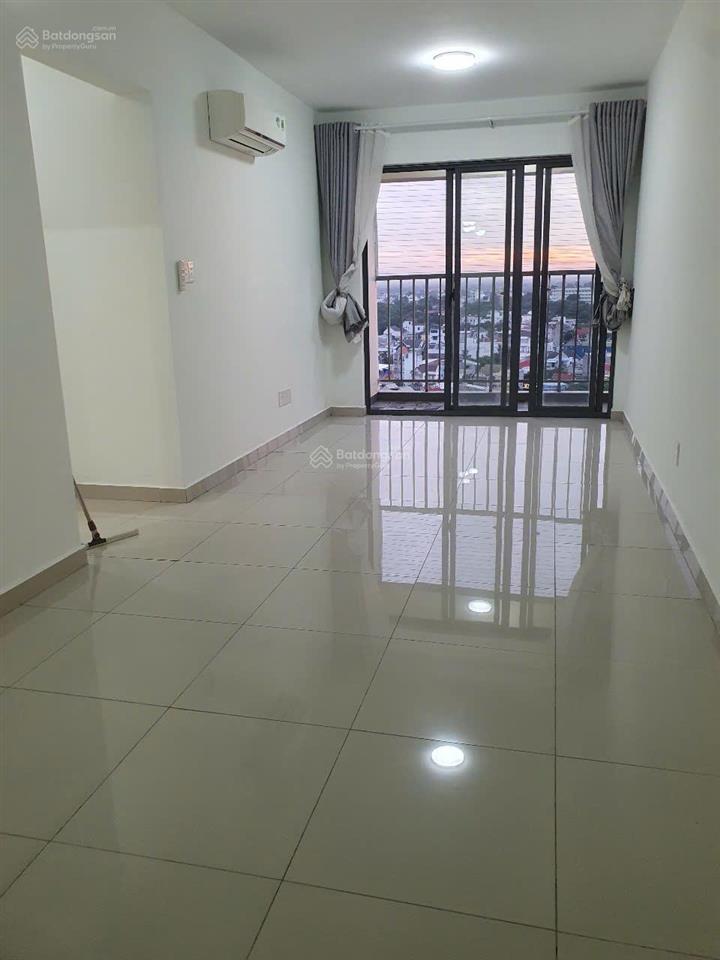 Cần bán gấp căn hộ 3pn 2wc 84m2, giá bán 2tỷ6,có ban công mát mẻ,thoáng gió,đã có sổ hồng