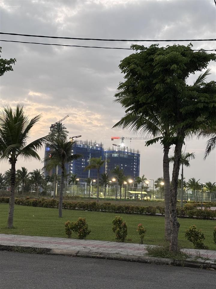 Lô góc chưa qua đầu tư kđt nam hoà xuân  đối diện công viên, sân vận động  gần sông mát mẻ
