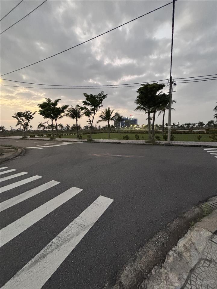 Lô góc chưa qua đầu tư kđt nam hoà xuân  đối diện công viên, sân vận động  gần sông mát mẻ