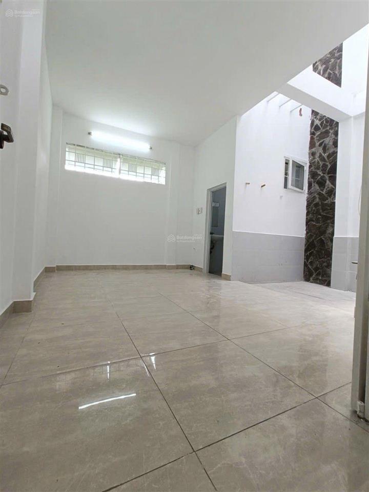 Nhà gần cv làng hoa ngang 5m dài 20m