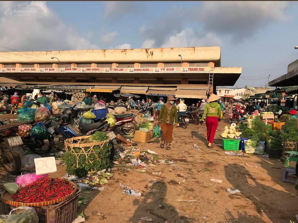 Bán nhà mặt phố đẹp, nhiều tiện ích tại ngay chợ đầu mối, 8,9 tỷ, 120m2