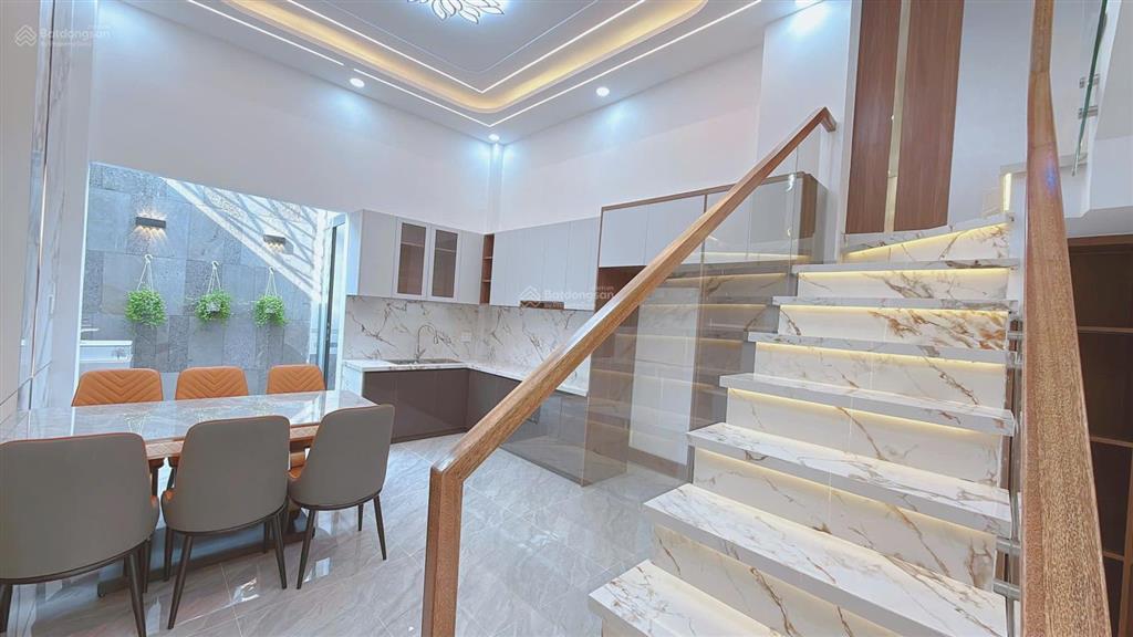 Nhà đẹp mới xây ở ngaysát cc picity q12