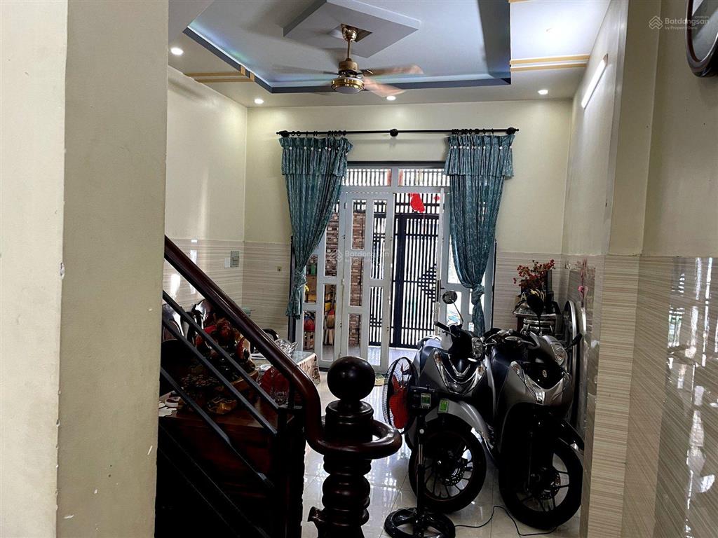 Nhà 3 tầng cách đường lê thị hoa 50m , bình chiểu, thủ đức, hẻm rộng 5m, xe hơi đậu cửa.