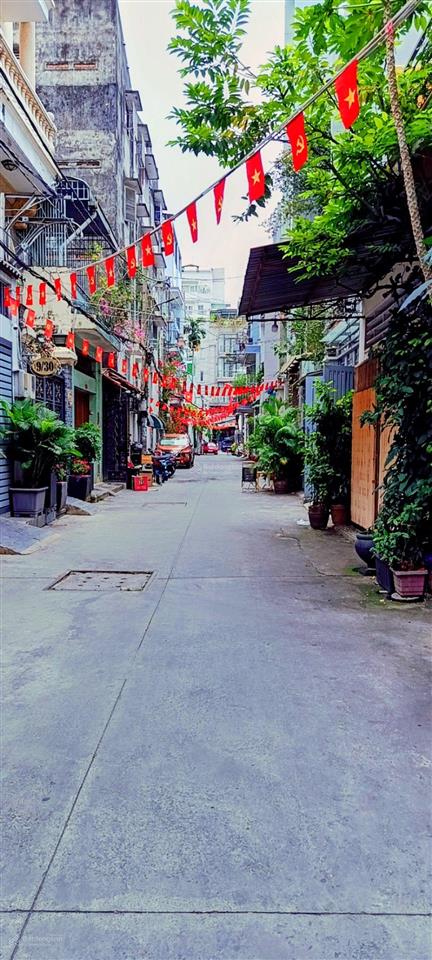 Bán nhà riêng ngay gần chợ bà chiểu. khu an ninh yên tĩnh. sổ hồng riêng. công chứng trong ngày