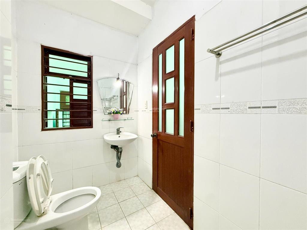Phòng ban công diện tích rộng giá rẻ đường huỳnh tấn phát.