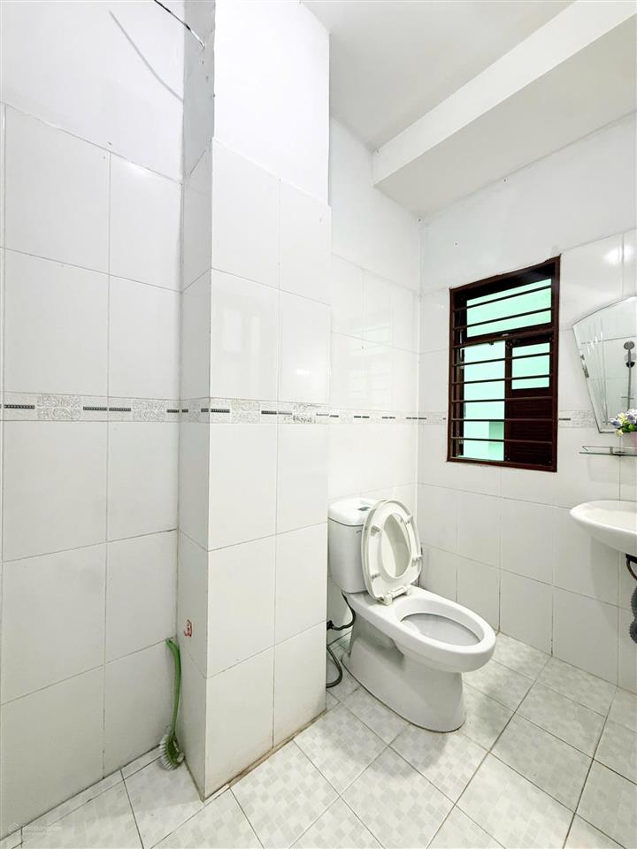 Phòng ban công diện tích rộng giá rẻ đường huỳnh tấn phát.