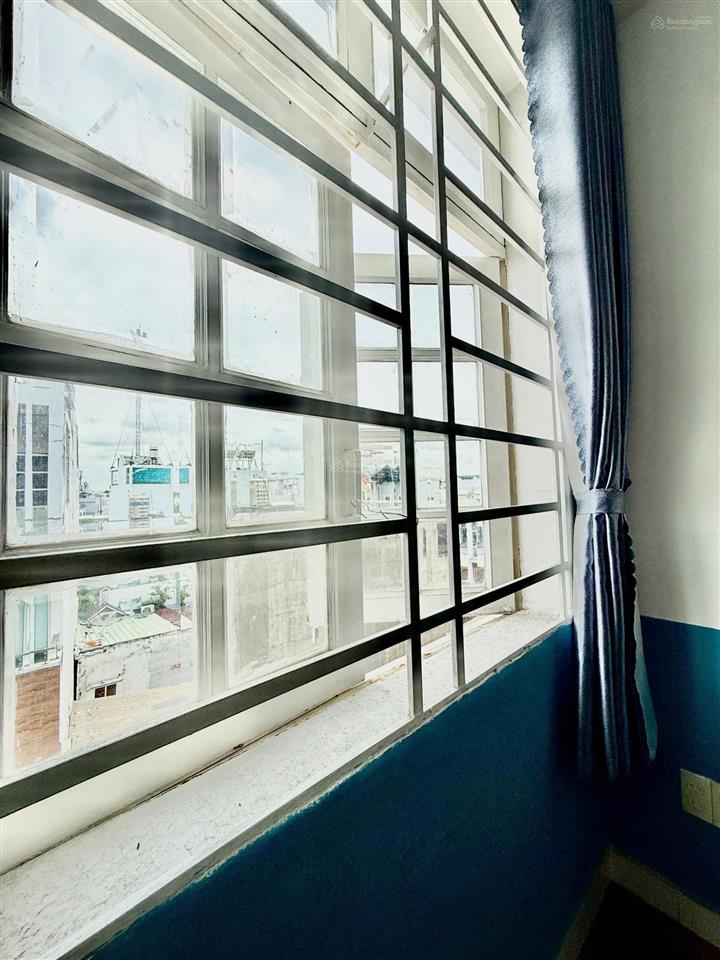 Phòng ban công diện tích rộng giá rẻ đường huỳnh tấn phát.