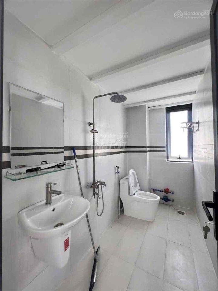 Phòng ban công trống rộng rãi, thoáng mát khu vực tân quy