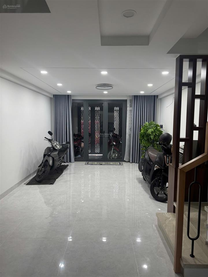 Định cư bán gấp nhà mới xây 5 tầng, thang máy, 4.6x 19m, hxh ngay uỷ ban gv, giá chỉ 12. x tỷ