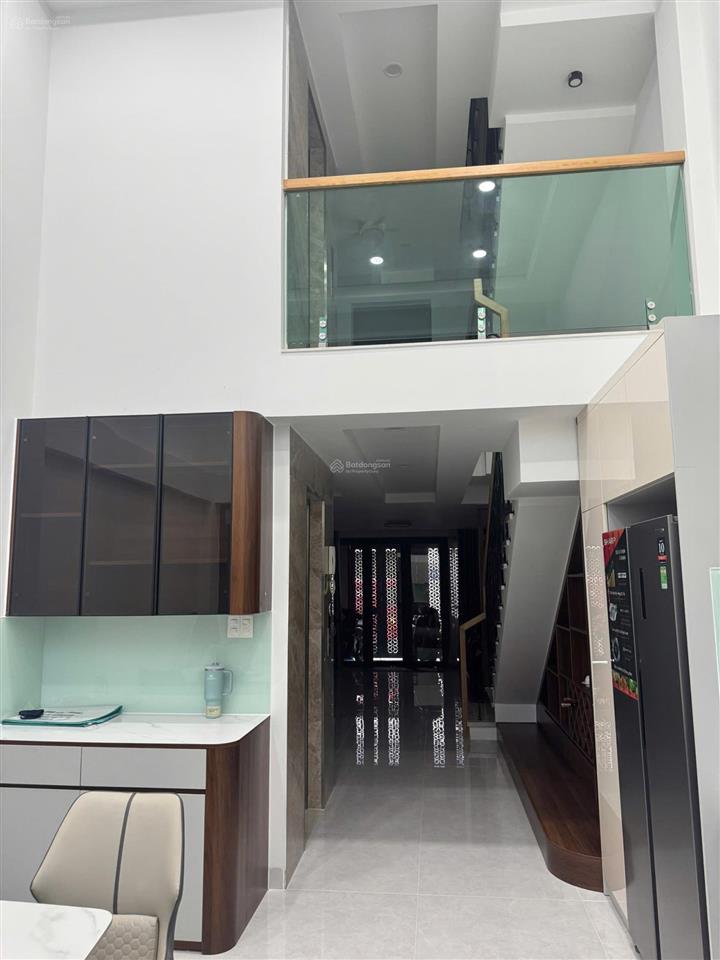 Định cư bán gấp nhà mới xây 5 tầng, thang máy, 4.6x 19m, hxh ngay uỷ ban gv, giá chỉ 12. x tỷ