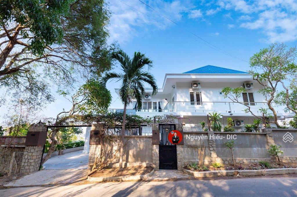 Cho thuê villa hồ bơi vô cực vũng tàu 6 phòng ngủ. giá 50 triệu/tháng  mr. hiếu dic