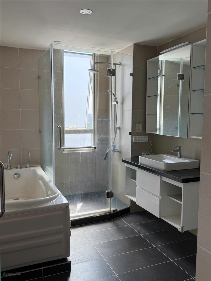 Cho thuê tropic garden 2pn 112m², nội thất cơ bản, giá 25 triệu/tháng