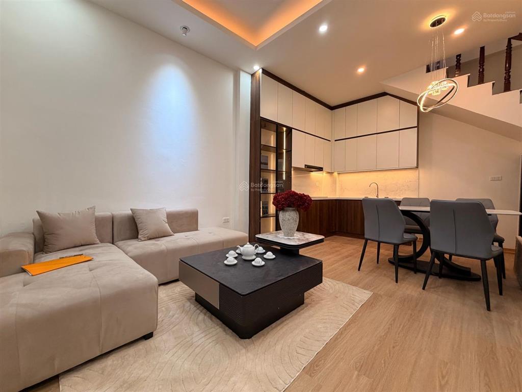 Ba đình 8.99 tỷ có nhà đẹp 4 tầng, 300m ra hồ giảng võ, vincom gallery, sát phố