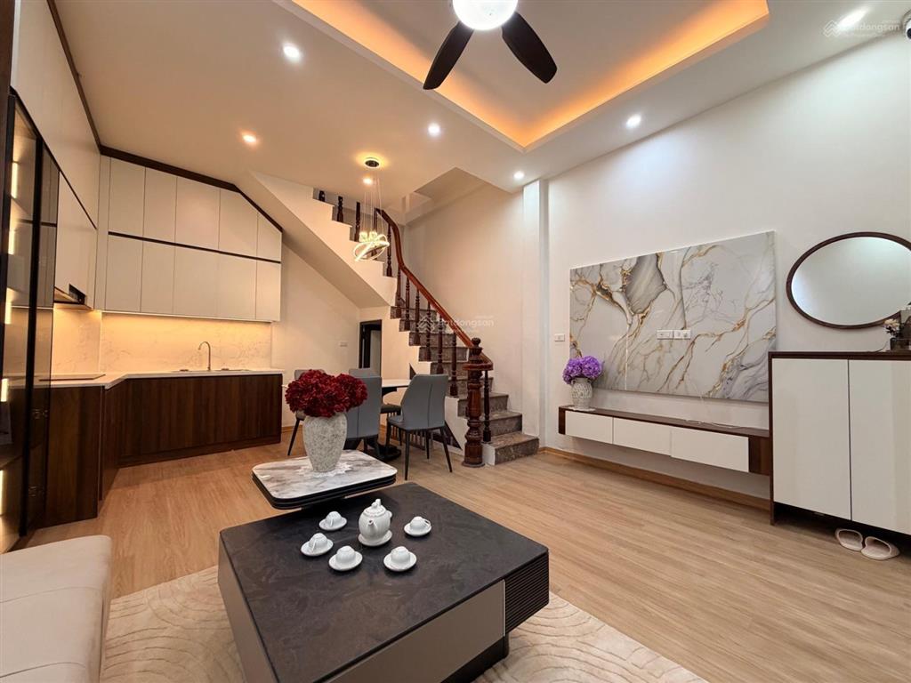 Ba đình 8.99 tỷ có nhà đẹp 4 tầng, 300m ra hồ giảng võ, vincom gallery, sát phố