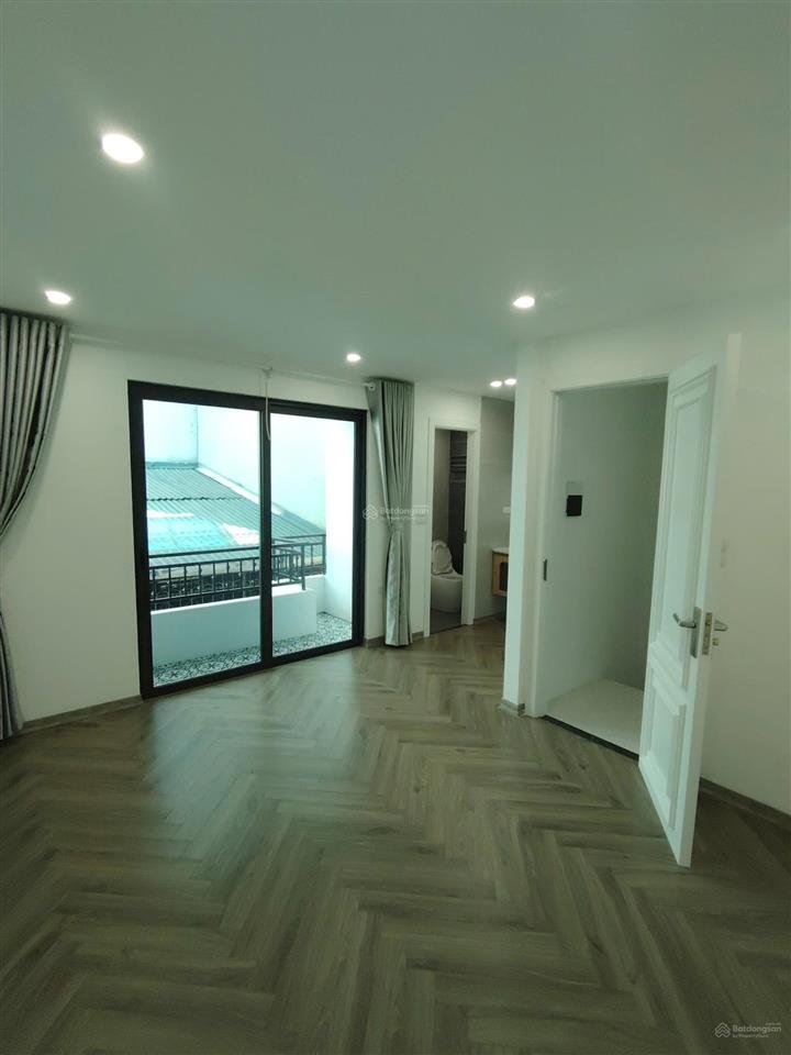 Ba đình 11,86 tỷ có nhà 300m ra hồ, sát phố cổ, 5 tầng đủ nội thất