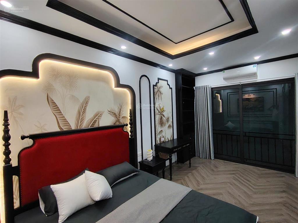 Ba đình 11,86 tỷ có nhà 300m ra hồ, sát phố cổ, 5 tầng đủ nội thất