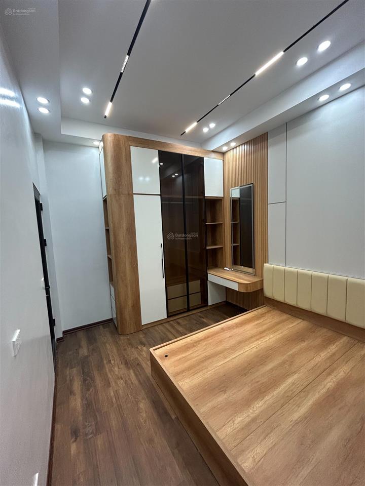 Ba đình 9.5 tỷ có nhà sát phố cổ, 400m ra hồ, 5 tầng thang máy, sân bể cá