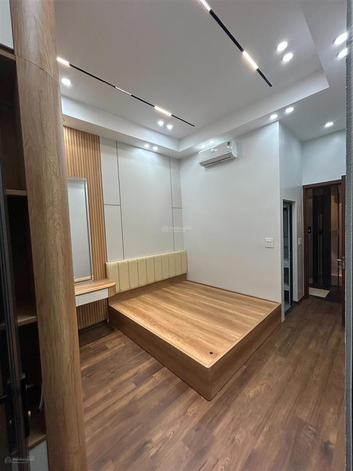 Ba đình 9.5 tỷ có nhà sát phố cổ, 400m ra hồ, 5 tầng thang máy, sân bể cá