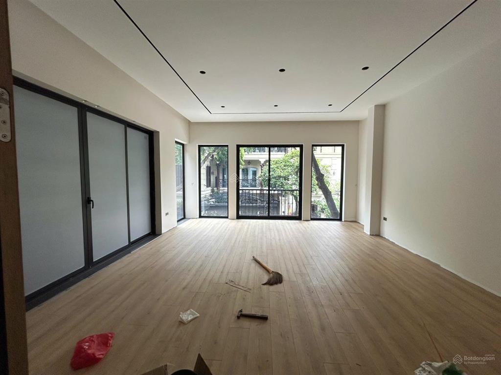 Hoàn kiếm 79 tỷ, 90m2, mt 8m, mặt phố trần quốc toản, lô góc 3 thoáng, 6 tầng thang máy + sân vườn