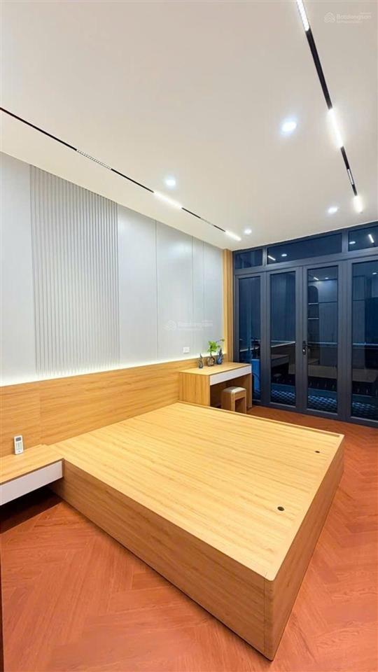 Ba đình  tây hồ 10.2 tỷ  600m ra hồ tây gần phố 5 tầng thang máy đủ nội thất