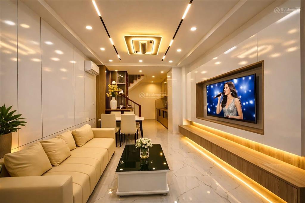 Nhà đẹp 5 tầng, bước vài bước ra hồ, thêm vài bước nữa tới lăng bác