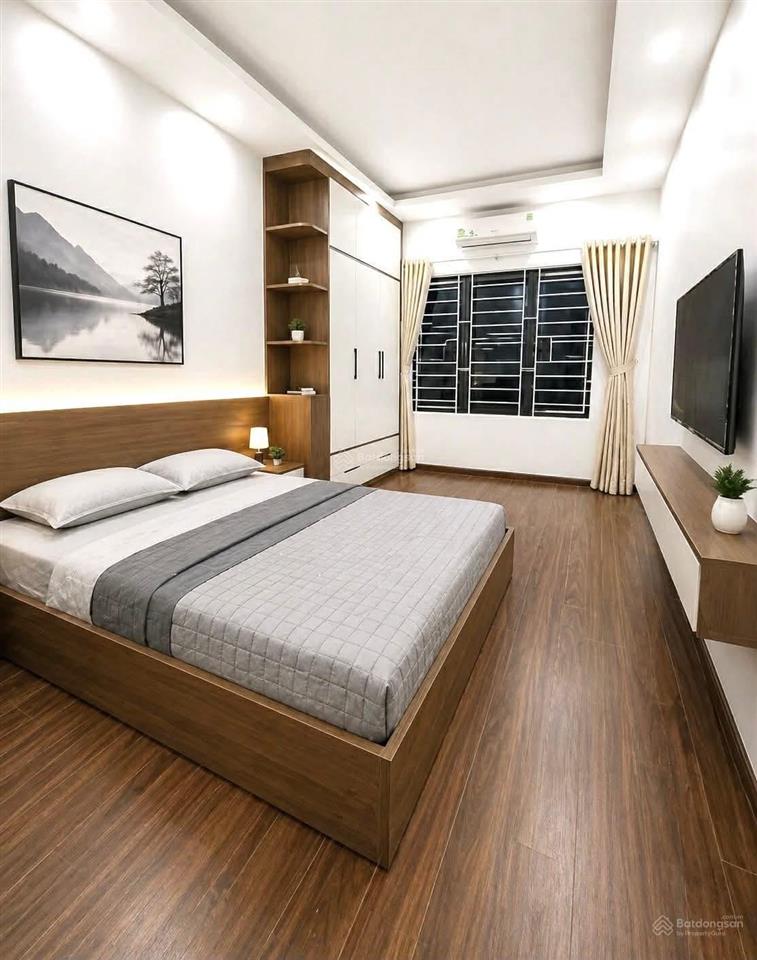 Nhà đẹp 5 tầng, bước vài bước ra hồ, thêm vài bước nữa tới lăng bác