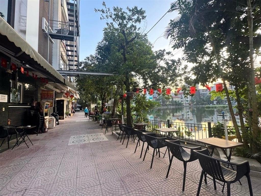 Nhà đẹp 5 tầng, bước vài bước ra hồ, thêm vài bước nữa tới lăng bác