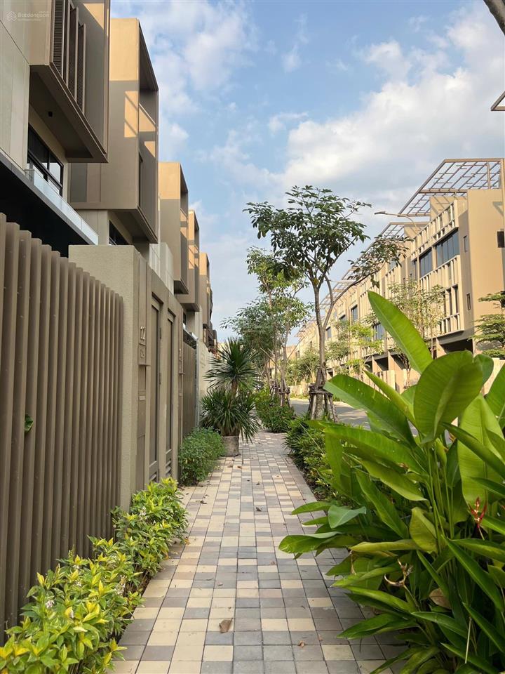 Bán gấp nhà phố the orchard đối diện hồ bơi. 90m2 đất. giá 10,8 tỷ