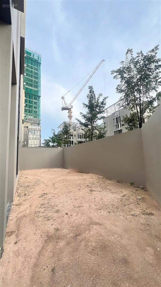 Bán biệt thự the orchard, giá chỉ 93 triệu/m2. diện tích đất 222m2.  0909 427 ***