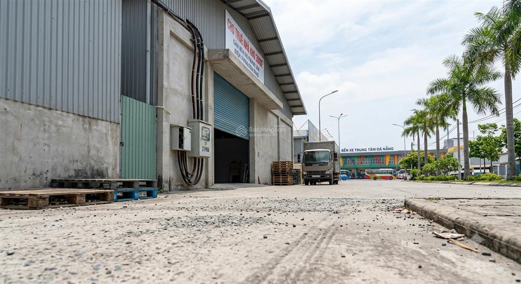 Cho thuê nhà kho 300m2 gần bến xe trung tâm, sẵn điện 3 pha, giá 15 triệu
