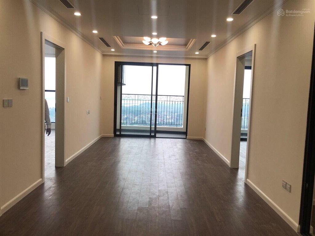 Cần bán căn góc 3pn 2vs 100m2 . nội thất cơ bản. giá 93tr/m2. view sông hồng. sẵn sổ