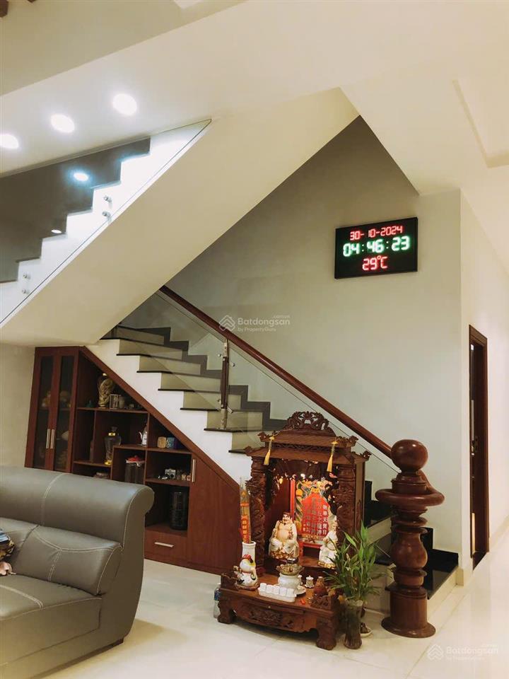 Bán nhà sân vườn  mặt tiền đt 766