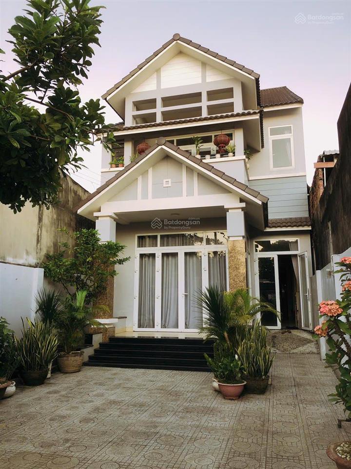 Bán nhà sân vườn  mặt tiền đt 766