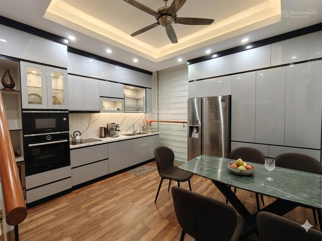 Bán nhà phân lô hoàng cầu,tt quận đống đa,ô tô tránh,vỉa hè gara 5 tầng kiên cố, sổ đỏ sẵn sàng.