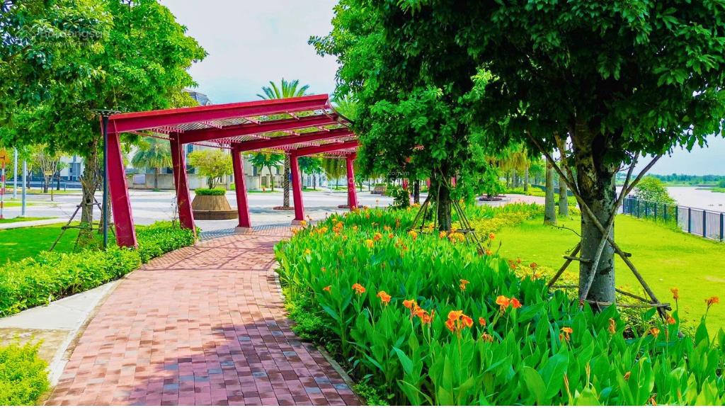 Nhà phố 8x20m, thanh toán trước 4.4 tỷ sở hữu ngay, đường 19m thông, gần sông, gọi bộ 0981 244 ***