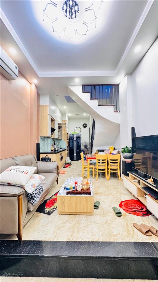 Bán nhà giải phóng 35m2 x 4t, 10m ra phố, đối diện bv bạch mai, chủ hạ sốc 7.7 tỷ