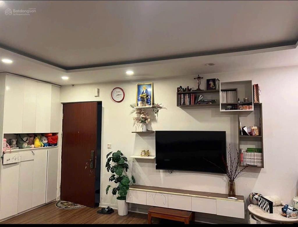 Bán căn 63m22pn2vs3.9 tỷfull nội thất. tầng trung, ban công đn. toà river