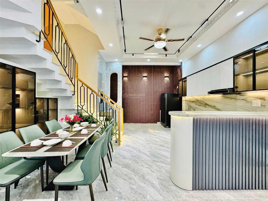 Hàng hiếm  đ.phan văn trịgv giá 2tỷ1  57m2 shr vào ở liền hẻm xe hơi.
